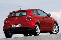 D.N.A.システムは、トラクション制御の「ASR」や、4輪のブレーキ力配分を行う「CBC」、ブレーキの制動力をコントロールする「MSR」、ステアリングの操舵感を変化させる「DST」などを統合制御する。
