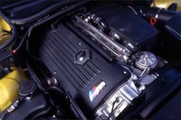 先代より6％軽量化されたアルミユニット。インパネのボタンを押すことで、プログラムが「スポーツモード」となり、スロットルレスポンスがより鋭敏になる。
	 