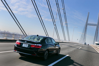 全5色の外装色が設定される「アコード ハイブリッド」に対し、「アコード プラグインハイブリッド」は「シャンパンプラチナ・メタリック」と「クリスタルブラック・パール」の2色のみの設定となる。