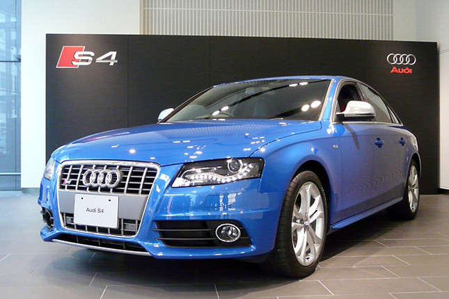「アウディS4」。写真のボディカラー、スプリントブルーパールエフェクトは、Sモデル専用色。