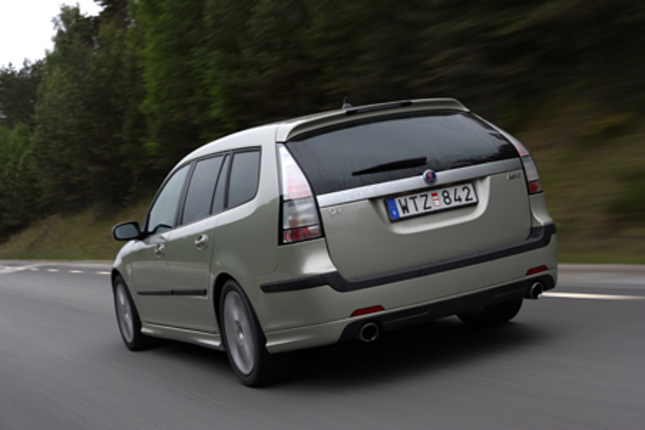 【スペック】欧州仕様：全長×全幅×全高＝4654×1762×1507mm／ホイールベース＝2675mm／車重＝1690kg／駆動方式＝FF／2.8リッターV6DOHC24バルブターボ・インタークーラー付き（250ps/5500rpm、35.7kgm/2000-4500rpm）