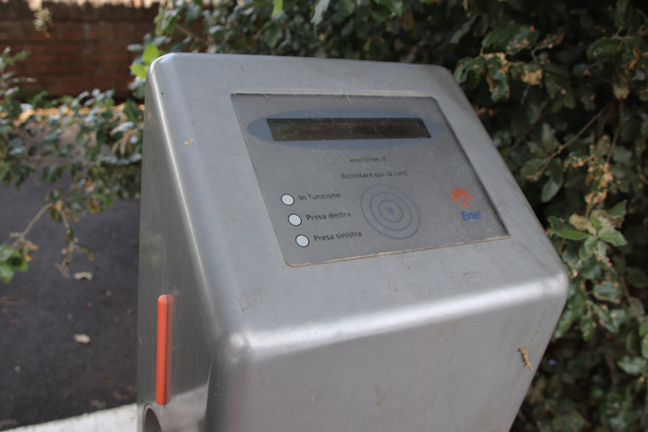 稼働している（はず）の機器。ただし操作パネルの液晶は焼き付き、まともに判読できない。