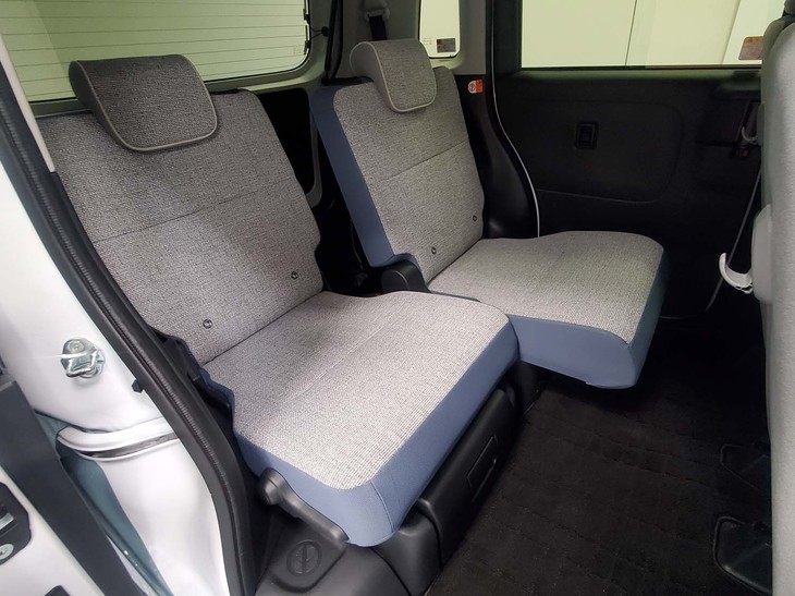 ダイハツ・ムーヴ キャンバス ストライプス（後席）