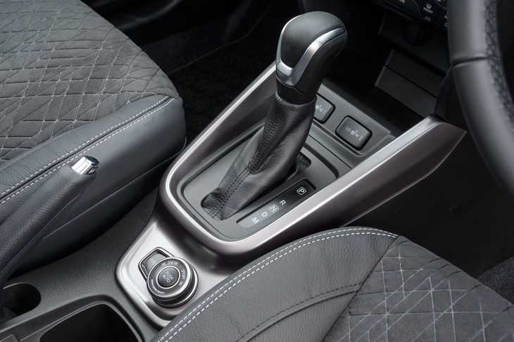 サテンメッキオーナメントが施されたシフトセレクター。6段のシングルクラッチ式AT「AGS」は、シフトパドルでの手動変速が可能だ。