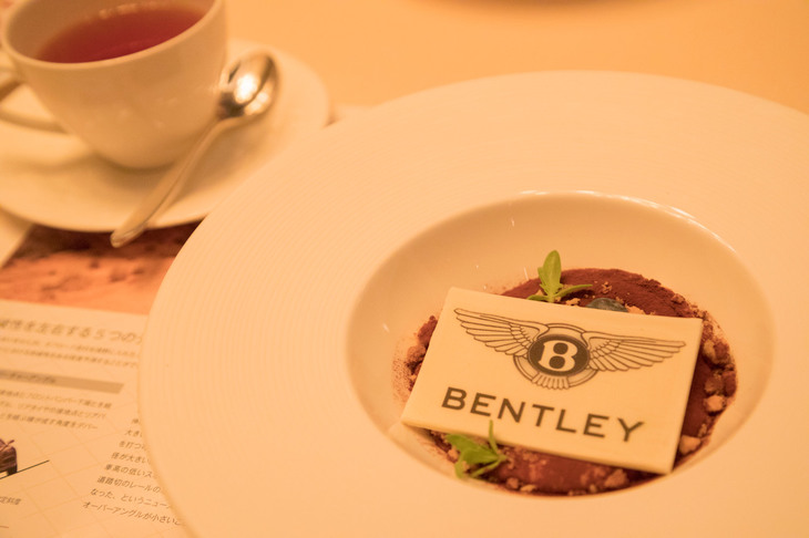 食後のデザートにも「BENTLEY」のプレートが飾られる。