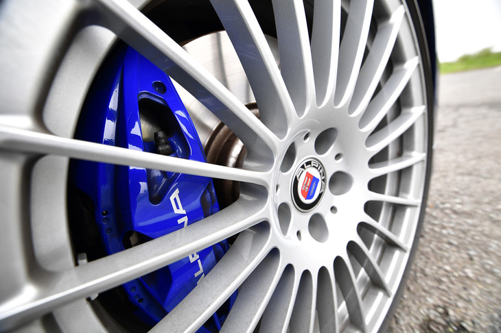 20スポークデザインのホイールはアルピナのトレードマーク。