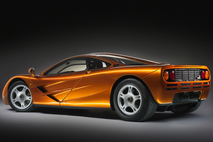 BMW M社が「マクラーレンF1」のために専用開発した最高出力627PSの6.1リッターV12エンジンを、リアミドに縦置きし、カーボン製のトリプルクラッチディスクが採用された6段MTを組み合わせていた。遮熱用として貼られた22Kの金箔（きんぱく）も、エンジンルームでの特徴といえる。