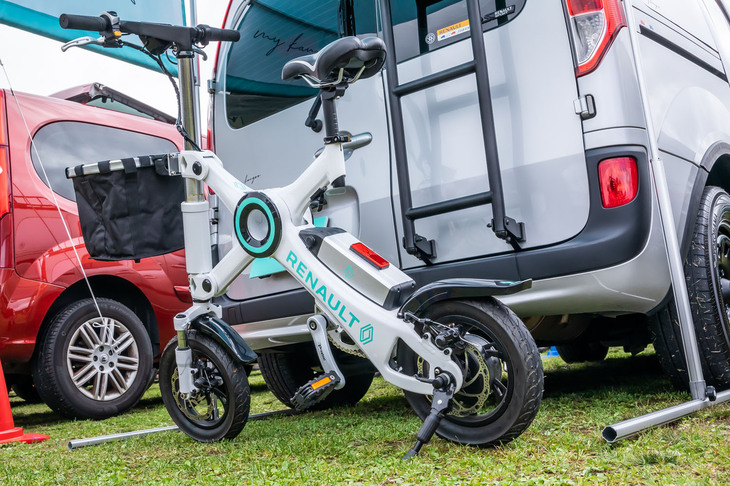 フレームをX字型に折り畳める電動バイクを会場で発見。とてもコンパクトなので「カングー」に積んでお出かけしたら楽しそう。