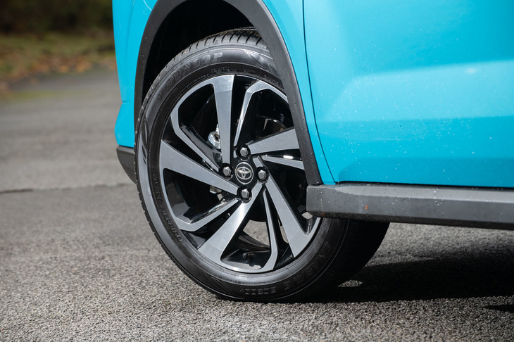 タイヤサイズは195/65R16と195/60R17の2種類。上級グレードに装備される17インチホイールは、「ライズ」（写真）と「ロッキー」とでデザインが異なる。