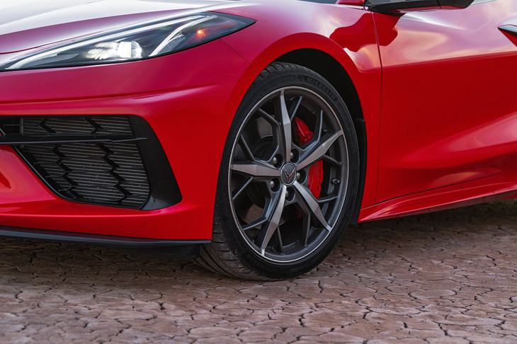 「Z51パフォーマンスパッケージ」が装着された「コルベット」。磁性流体式減衰力可変ダンパー「マグネティックライド」や、前245/35ZR19、後ろ305/30ZR20サイズの「ミシュラン・パイロットスポーツ4 S」タイヤがセットになっている。