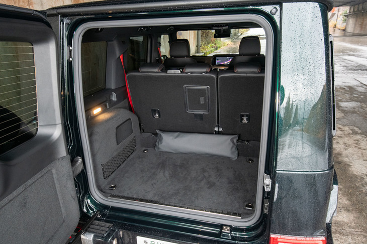 スクエアな形状とフラットな床面が特徴的なラゲッジスペースは、耐擦傷性を高めるべく、各部がカーペットで覆われている。