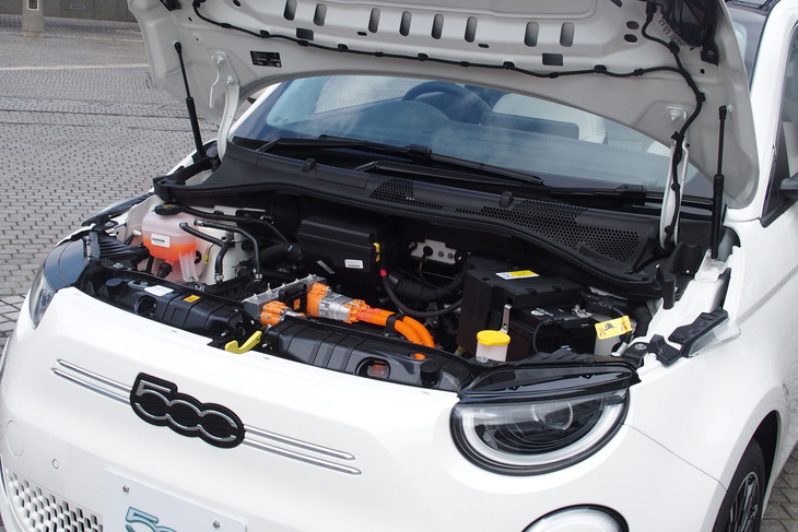 フィアット500eオープン（フロントボンネット）