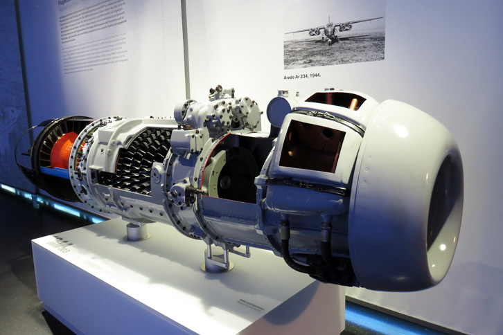 高速偵察機／爆撃機「アラドAr234」に搭載されたジェットエンジン「BMW 003」。ジェットエンジンというと戦後に実用化されたイメージが強いが、ドイツでは1930年代からすでに研究が進められていたのだとか。あな恐ろしや……。