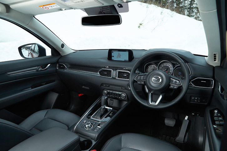 新型「CX-5」のインストゥルメントパネルまわり。従来モデルよりAピラーの位置を後退させ、ドアミラーを小型化するなどして前方視界を改善している。