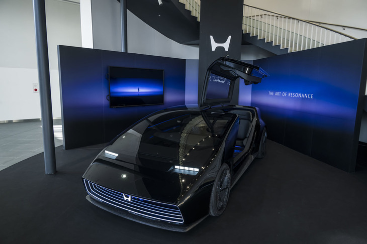 2024年のCESで披露された「0シリーズ」のコンセプトカー「SALOON」。ドアはガルウイングタイプだ。