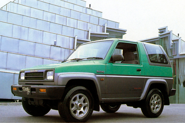 1990年から1997年まで販売された初代「ロッキー」。エンジン縦置きの搭載レイアウトやリアリジッドアクスルの足まわりなどからもわかる通り、新型とは趣を異にするクロスカントリー車だった。