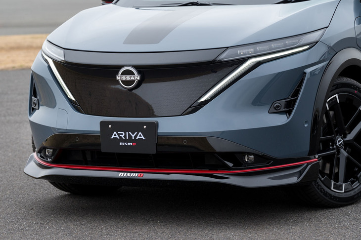 「Vモーショングリル」より下の部分はすべて専用デザイン。バンパーの下端には大きなリップスポイラーが備わっている。