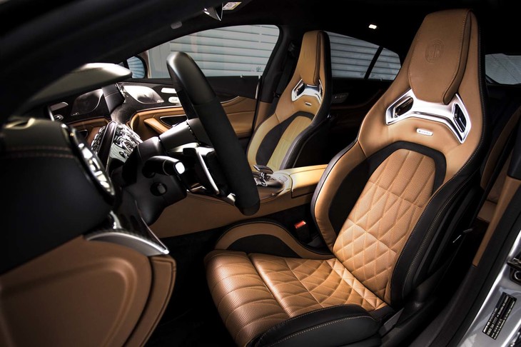 優れた動力性能にふさわしく、サイドサポートが大きく張り出したスポーツシートが装着される。