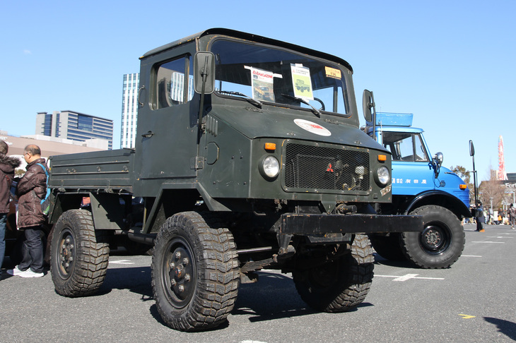 1966年「三菱2W400」。隣に並んでいる「メルセデス・ベンツ・ウニモグ」に倣った特殊作業車。数年前に同じ会場で見た覚えがある……と思って調べたところ、ひとまわり昔の2007年で、異なる個体だった。
