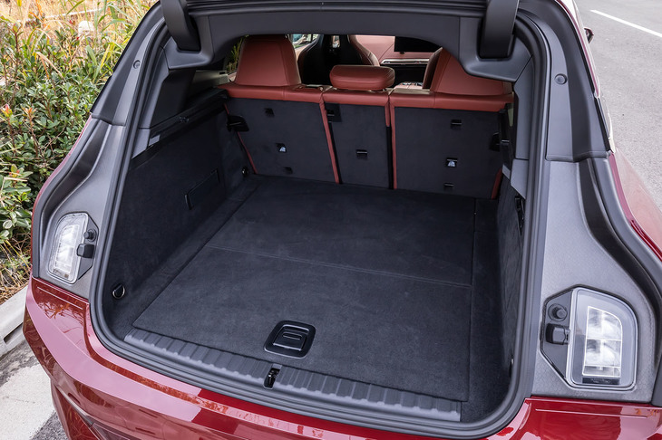 荷室容量は5人乗車の通常使用時で500リッター、後席の背もたれを倒せば1750リッターに拡大できる。リアバンパー下に足をかざす動作でリアゲートが電動で開閉される「スマートオープン／クローズ機能付きコンフォートアクセス」も標準装備している。