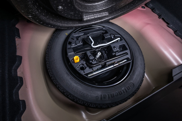 荷室の床面下に、テンパータイヤが搭載されている。ホイール内側の空きスペースに、車載ジャッキやホイールレンチ、ねじ込み式けん引フックなどを整然と収納。