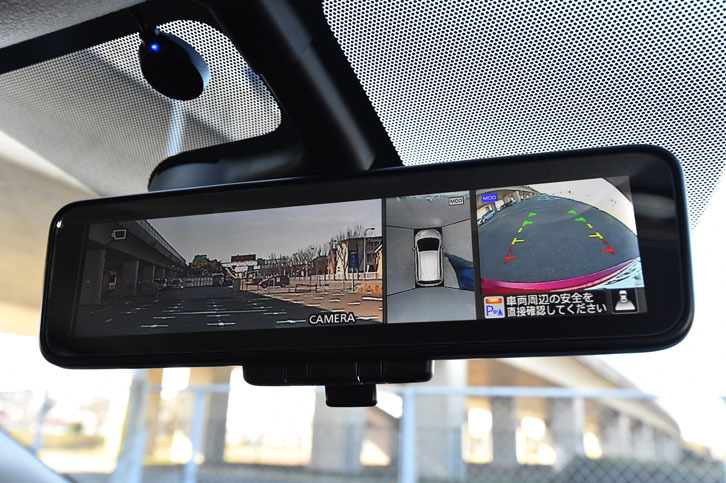 昼間・夜間を問わず、カメラの映像で後方の視界を鮮明に映しだす「スマート・ルームミラー」。「インテリジェントアラウンドビューモニター」の表示機能も備わる。