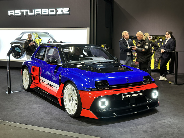 同時開催の「アルティメート・スーパーカーガレージ」におけるルノーブースで。「5ターボ3E」は1980年代の「5ターボ」に着想を得た電気自動車。オリジナルのデビューイヤーにちなみ、販売台数は1980台限定で15万5000ユーロのプライスタグが。