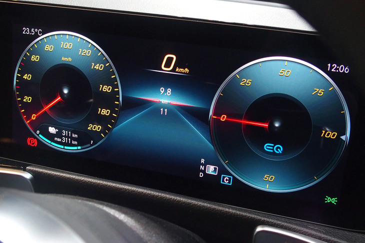 コックピットディスプレイの右側には、エンジン回転計に代えて電力計が表示される。