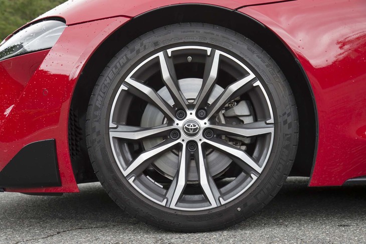 
	現在ラインナップされている3グレードの「スープラ」には、それぞれ専用デザインのホイールが装着される。「SZ-R」のものは写真の10スポークタイプで、サイズは18インチとなる。
	