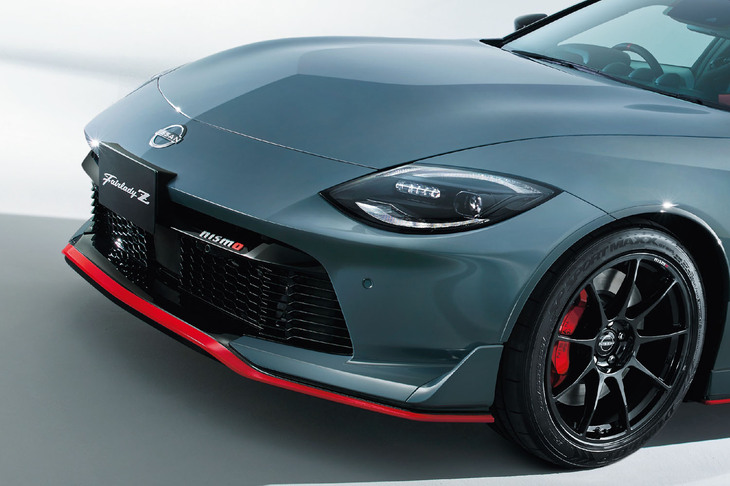 往年の“Gノーズ”のように、ノーズ先端が延長されたフロントまわりは、「フェアレディZ  NISMO」専用デザイン。これらにより、ベースモデル比で全長は40mm長くなっている。