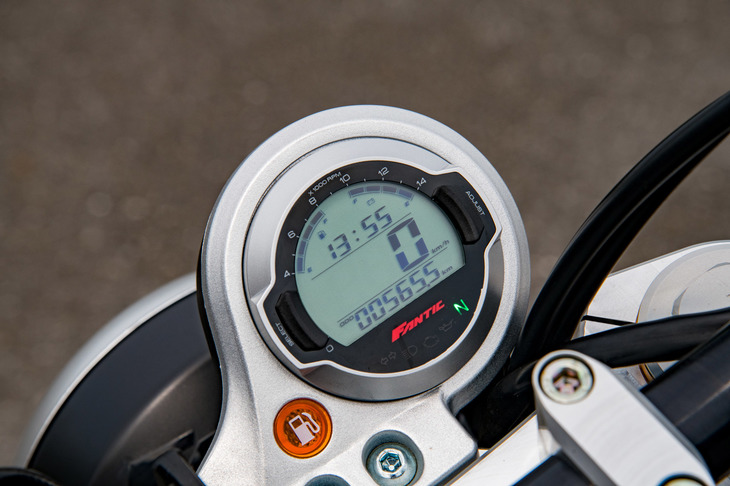 シンプルな単眼式のデジタルメーター。速度やエンジン回転数、走行距離、時間、残燃料、電圧などが表示される。