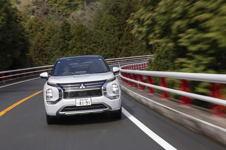 【三菱アウトランダーPエグゼクティブパッケージのスペック】
	ボディーサイズ：全長×全幅×全高＝4720×1860×1750mm／ホイールベース：2705mm／車重：2160kg／駆動方式：4WD／エンジン：2.4リッター直4 DOHC 16バルブ／フロントモーター：交流同期電動機／リアモーター：交流同期電動機／エンジン最高出力：133PS（98kW）/5000rpm／エンジン最大トルク：195N・m（19.9kgf・m）/4300rpm／フロントモーター最高出力：116PS（85kW）／フロントモーター最大トルク：255N・m（26.0kgf・m）／リアモーター最高出力：136PS（100kW）／リアモーター最大トルク：195N・m（19.9kgf・m）／タイヤ：（前）255/45R20 101W（後）255/45R20 101W／（ブリヂストン・アレンザ001）／ハイブリッド燃焼消費率：17.2km/リッター（WLTCモード）／充電電力使用時走行距離：102km／EV走行換算距離：102km／交流電力量消費率：227Wh/km（WLTCモード）／価格：668万5800円
	
	【取材時の燃費データ】
	テスト距離：303.4km（市街地1：高速道路7：山岳路2）／使用燃料：21.8リッター（レギュラーガソリン）／参考燃費：13.9km/リッター（満タン法）／14.3km/リッター（車載燃費計計測値）