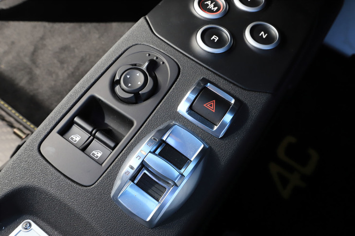 センターコンソールに備わる、ドライブモードセレクターのコントローラー。他のアルファ・ロメオ車と同じ「オールウェザー」「ナチュラル」「ダイナミック」の3モードに加え、「4C／4Cスパイダー」には「アルファ・レース」と呼ばれる専用のモードも用意される。