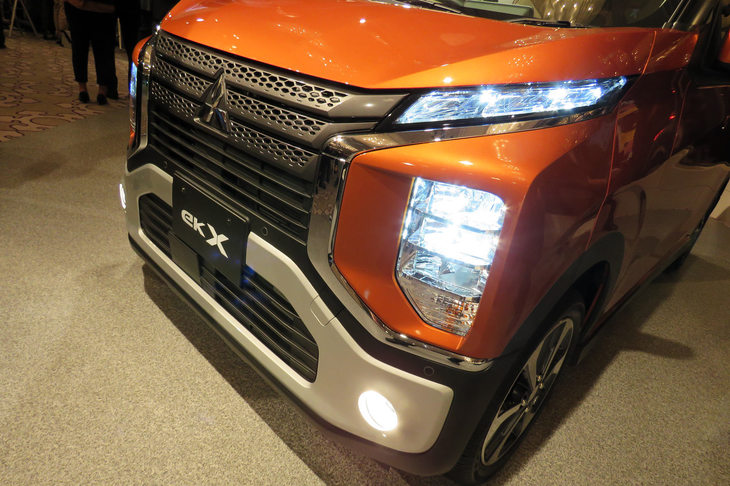 こわもてな「eKクロス」のフロントマスク。灯火類については、“目”のように見える上部のものは実はポジションランプで、その下の縦長のランプがヘッドランプの役割を担っている。