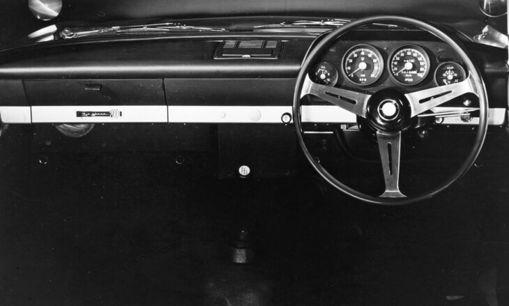 「スカイライン2000GT」のコックピット。計器盤はタコメーターを含む円形4連の専用となり、ウッドリムの3本スポークのステアリングホイールが標準装備。シートも黒いビニールレザー張りのリクラインするバケット風となった。