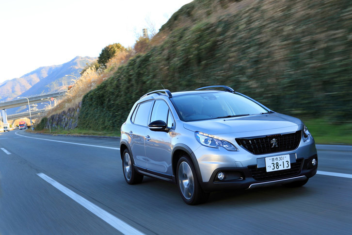 中央自動車道を東京から八ヶ岳方面へ。独自開発の全天候型ゴムが使用された「ベクター4シーズンズ」は、高いグリップ性能と操縦安定性を発揮する。