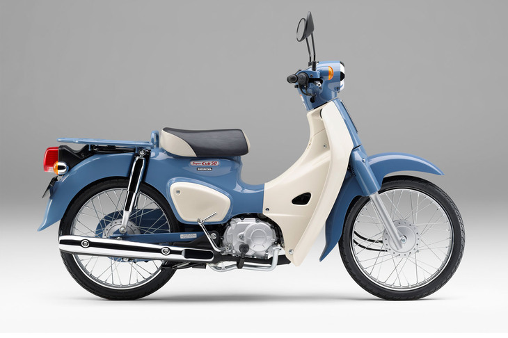 「スーパーカブ50」の生産終了にともない設定された、「スーパーカブ50ファイナルエディション」。エンブレム系が専用品となるほか、ボディー同色のチェーンケースやメッキ仕上げのマフラーなどが特徴となっている。