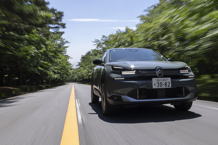 サスペンションにはバンプストップラバーの代わりにセカンダリーダンパーを使うシトロエン独自の「プログレッシブハイドローリッククッション」を採用。この事実はマイナーチェンジ前と変わりないのだが、乗り味は明らかにファームになっている。