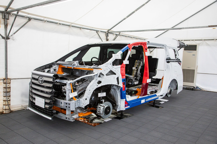 新型「ヴェルファイア」のカットモデル。吉岡さんらが動的質感を高めるために知恵を絞った部分が、色分けして示されている。