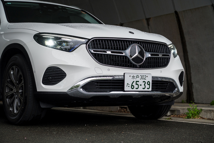 宣伝目的のためメディア向け試乗車は豪華装備が満載のケースが多いのだが、この個体は装着オプションがひとつもない。「AMGライン」ではない優し気なフロントマスクもなかなかいい。