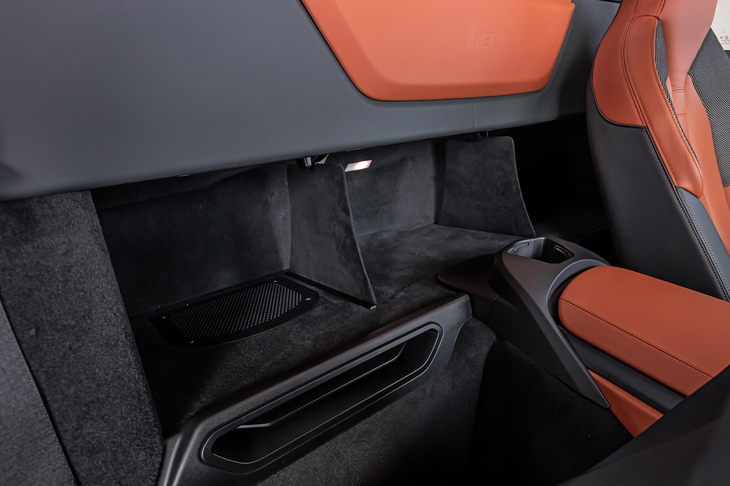 リアシートを廃止し、代わりにラゲッジスペースを新設。容量は100リッターを確保している。この上が、ルーフの収容スペースとなっている。