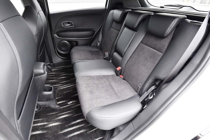 後席はウルトラスエードと合成皮革で仕立てられている。専用デザインのフロアカーペットマットも備わる。
