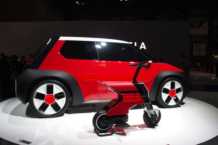 「SUSTAINA-C Concept（サステナ・シー コンセプト）」（写真奥）と「Pocket Concept（ポケット コンセプト）」（写真手前）。