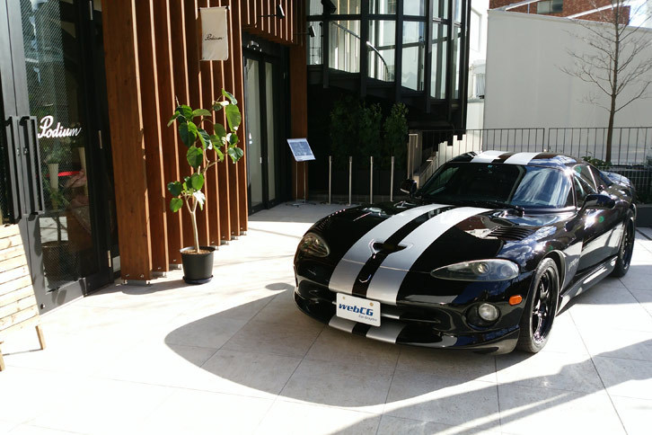 われらが「バイパー」は、2月14日から24日まで、代官山のポディウムカフェのエントランスに展示された。見に来てくださった皆さま、本当にありがとうございます。