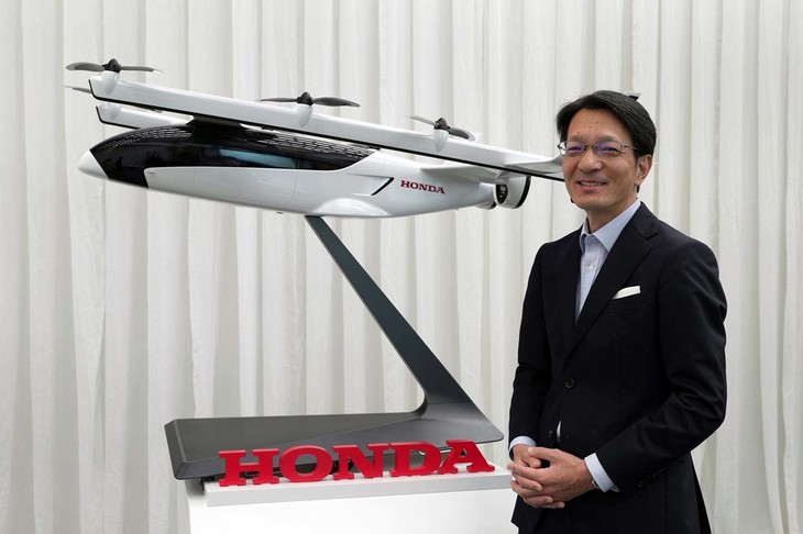 電動垂直離着陸機「ホンダeVTOL」の模型と、新領域へのチャレンジについて説明した大津啓司 本田技術研究所代表取締役社長。