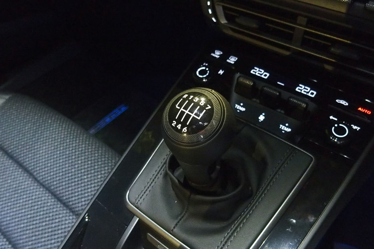 「911カレラ」にはない7段マニュアルトランスミッションが選べるのも「911カレラT」の特徴。自動ブリッピング機能が備わっており、ヒール＆トーに自信のないドライバーでも安心である。