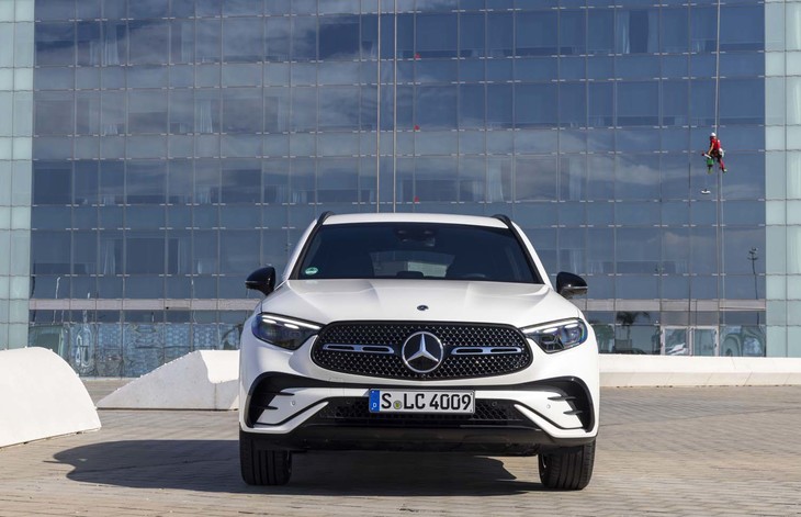 「メルセデス・ベンツGLC」は「GLK」の後継として2015年にデビュー。フロントマスクなどの基本デザインは小変更レベルにとどまっている。