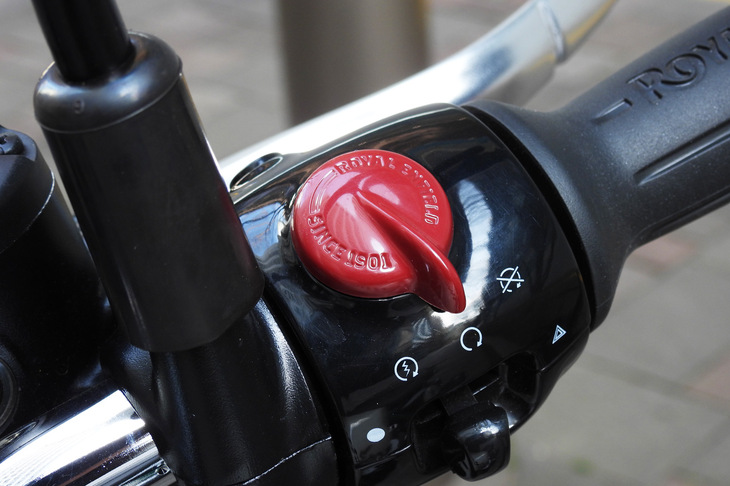 ロイヤルエンフィールドのモデルの特徴である、ロータリー式のスタータースイッチ。右スイッチボックスにはライディングモードのセレクトスイッチも備わっており、オフロードなどでは後輪のABSをカットできる。