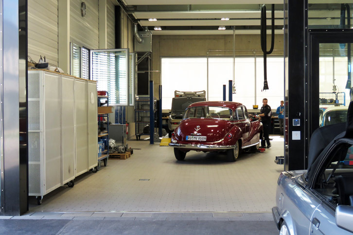 サービスガレージに運ばれていく「BMW 501」か「502」（浅学にして見分けがつきません。ゴメンナサイ）。今回の取材では、作業の様子までは見学することはできなかった。無念。