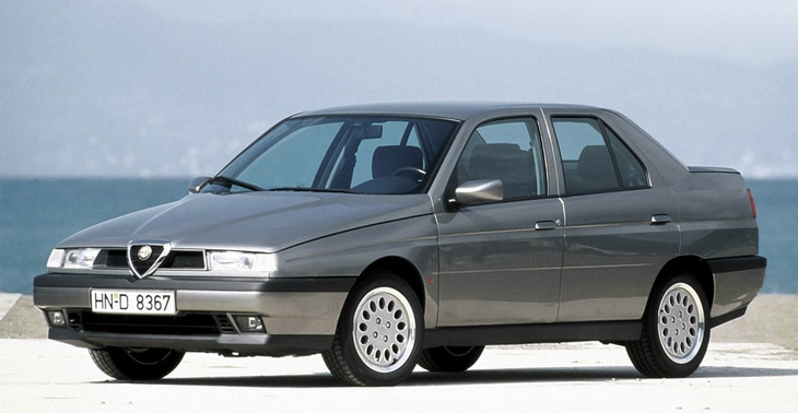 1992年「アルファ・ロメオ155」。いわば“純”アルファ時代のトランスアクスルを採用したFRサルーンだった「75」の後継モデル。フィアット・グループで共同開発され、「フィアット・ティーポ／テムプラ」「ランチア・デドラ」と兄弟車となるFFサルーン。